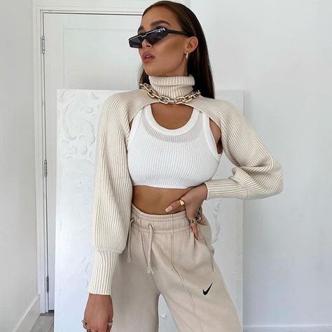 Zara Street Style🖤 (@zarastreetstyle) • Instagram photos and videos Beige Outfits, Boss Outfit, Casual Turtleneck, Turtle Neck Crop Top, Top Streetwear, Looks Street Style, Knit Turtleneck Sweater, Crop Top Sweater, Fashion Fits