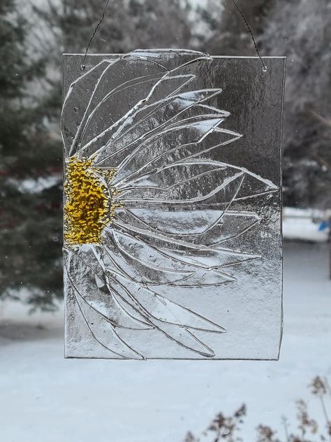 Glass Pieces Art, Fused Glass Art Ideas Simple, Glass Fusion Flowers, Glass On Glass Art, Tiffany Glass Art Ideas, Infused Glass Ideas, Fused Glass Sunflower, Glass Fusion Ideas Simple, Glass Fusing Projects Tutorials