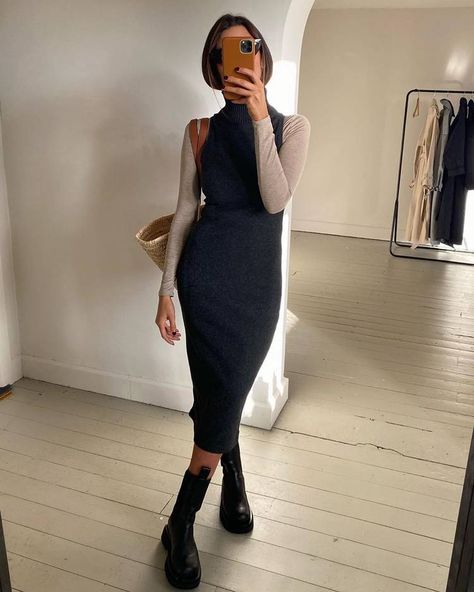 Ribbed Dress Outfit, Rainboots Outfit, Knitted Dress Outfit, Layering Outfits Fall, Rain Boot Outfit, Dress Layering, Estilo Dark, Sleeveless Knit Dress, Winter Dress Outfits