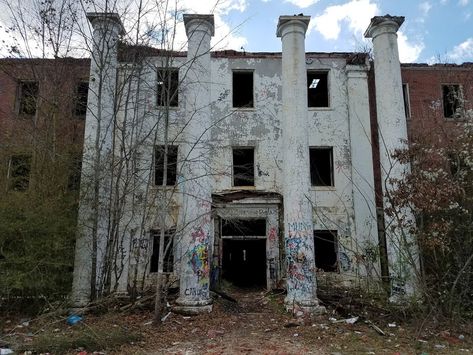 Old Bryce Hospital in Northport, AL (Outside of Tuscaloosa) Hospital Outside, Dark Tourism, Haunted Woods, Old Hospital, Building Aesthetic, Abandoned Things, Abandoned Hospital, Animal Hospital, Abandoned Places