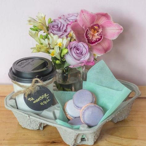 Drink Carrier Gift Ideas, Coffee And Flowers Gift, Starbucks Flower Arrangement, New House Gift Ideas, Gift Cupcakes, House Gift Ideas, Simple Gift Ideas, Appreciation Gifts Diy, New House Gift