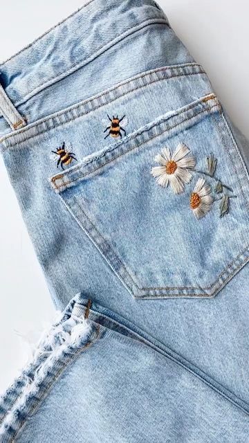 Blue Jean Embroidery Patterns, Embroidery On Blue Jeans, Upcycle With Embroidery, Embroidery Designs On Jeans Pants, Cute Embroidery On Jeans, Embroidery Jean Pocket, Jean Embroidery Ideas Pockets, Embroidery On Jeans Pocket, Jean Embroidery Ideas