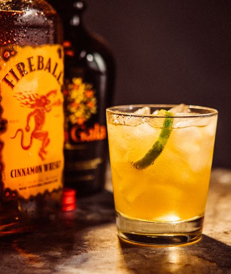 Jim Beam Fire Drinks, Fireball Margarita Recipe, Hot Mixed Drinks, Fire Cocktails, Fireball And Cream Soda, Fireball Mixed Drinks, Fireball Drinks Recipes, Whisky Recipes, Fireball Cocktails