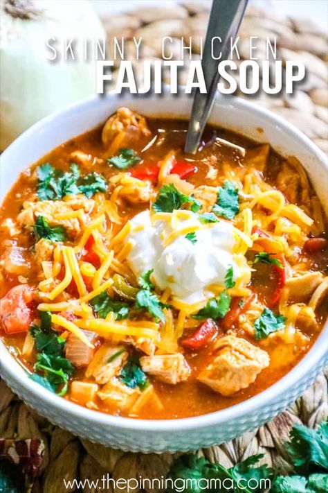 Healthy Chicken Fajita Soup topped with sour cream, cilantro and cheese Warming Soups, The Pinning Mama, Fajita Soup, Chicken Fajita Soup, Delicious Soups, Chicken Fajita Recipe, Chicken Fajita, Fajita Recipe, Fajita Seasoning