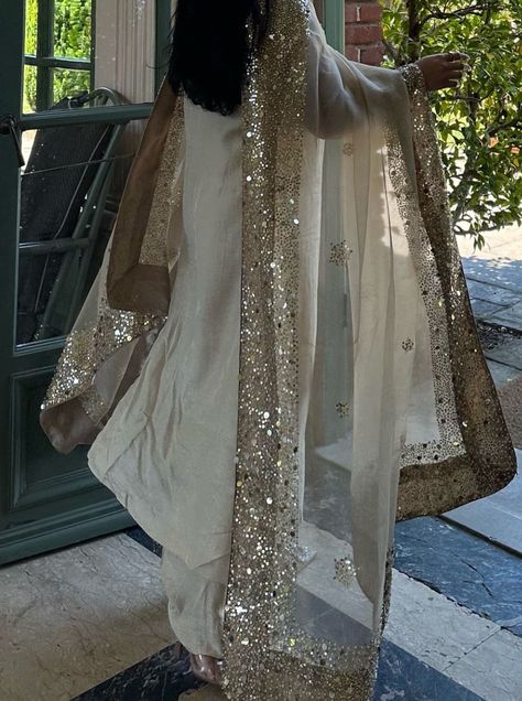 White Pakistani Dress, Eid Look, Desi Wedding Dresses, Pakistani Wedding Outfits, Desi Fashion Casual, Pakistani Fancy Dresses, Fancy Dresses Long, Elegant Attire, Off White Dresses