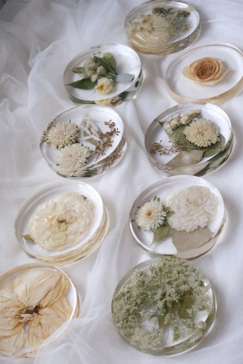 Dried Flowers Ideas Resin, Preserved Bridal Bouquet Resin, Wedding Flowers In Epoxy Resin, Wedding Bouquet Coasters, Pressed Flower Wedding Favor, Epoxy Wedding Decor, Resin Wedding Flower Preservation, Dried Flower Resin Coasters, Resin Flowers Wedding