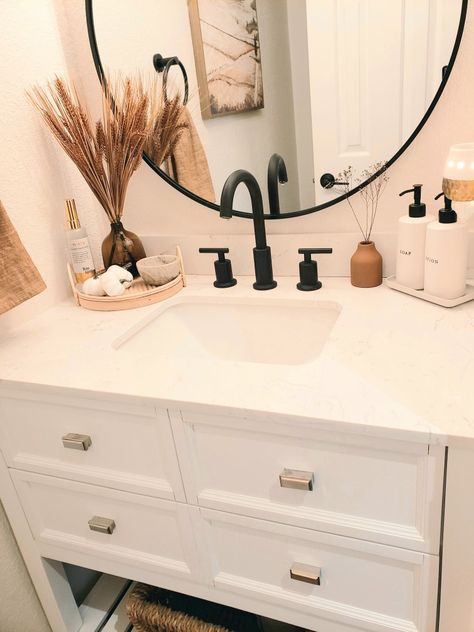 Bathroom Counter Decor Ideas, Bathroom Counter Decor, Restroom Decor, Bathroom Decor Apartment, Counter Decor, Dark Furniture, Decor Baie, Bathroom Counters, Bathroom Counter