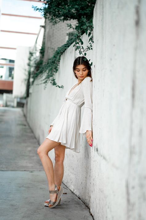 Woman in white dress leans back against the wall Bed Image, Natural Photo, Free Bed, Woman In White, Female Pose Reference, Free Girl, Photo Filters, Photos Of Women, Female Poses