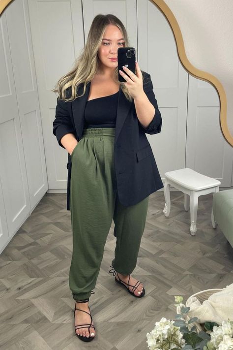 16 Black Blazer Outfit Ideas for Every Occasion Casual Plus Size Outfits, Black Blazer Outfit, Look Plus Size, Stylish Work Attire, Business Casual Outfits For Work, Elegante Casual, Looks Street Style, Mein Style, Blazer Outfits