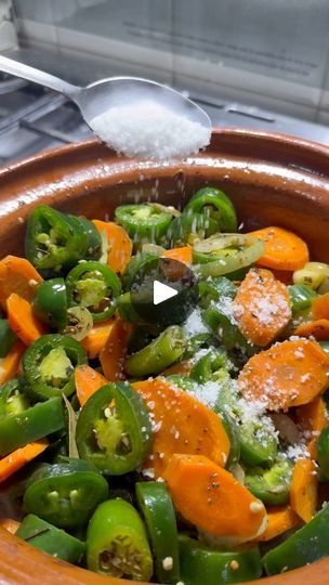 232K views · 5.3K reactions | Chiles jalapeños en escabeche (en vinagre) siempre me gusta hacerlos en casa porque me quedan deli deli así que aquí te comparto mi receta :) #chilesenescabeche #chilesenvinagre #jalapeños #chile #recetas #DeliciosoSabor | Karen Du Du | Karen Du Du · Original audio Chile Jalapeño, Chile, Salsa, Chili, Audio