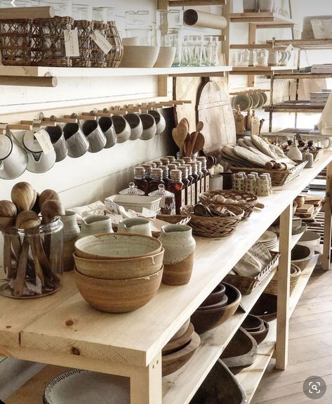 Pottery Booth Display, Butik Design, Simple Home Decor Ideas, Pottery Display, Retail Store Interior Design, Simple Home Decor, Store Design Boutique, Retail Store Interior, Home Simple