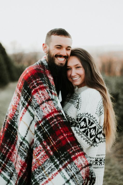 Christmas Blanket Photoshoot, Cozy Christmas Photoshoot Couple, Bf Gf Christmas Pictures, Hot Chocolate Family Photoshoot, Couples Christmas Photoshoot Funny, Christmas Card Photoshoot Couple, Holiday Couples Photoshoot, Indoor Holiday Photoshoot, Simple Outdoor Christmas Photoshoot