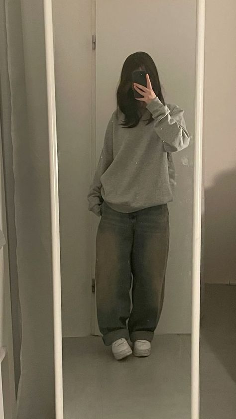 Oversized Hoodie Outfit, Pakaian Hipster, Grey Sweater Outfit, Baggy Outfit Ideas, Boyish Outfits, Jeans And Hoodie, Mode Emo, Diy Vetement, Baggy Clothes