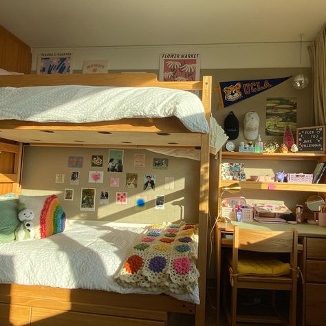 Dorm Room Ucsc, College Dorm Triple, Ubc Dorm Room, Ucla Triple Dorm, Dorm Decor Bunk Bed, Dorm Configuration, College Triple Dorm Room Ideas, Dorm Room Aesthetic Bunk Bed, Dorm With Bunk Beds Room Ideas