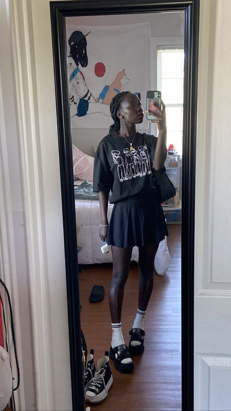 Ways to wear black skirt and graphic shirt 
#blackmodel Black Tee Shirt Outfit, Black Graphic Tee Outfit, Tshirt And Skirt, Flare Skirt Outfit, Cropped Outfits, All Black Outfits, Oversize Tshirt Outfits, Tee Shirt Outfit, Baggy Shirt