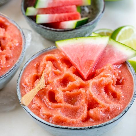 Watermelon Smoothie Bowl, Watermelon Salsa Recipe, Clean Eating Kids, Hydrating Foods, Watermelon Smoothie, Low Calorie Fruits, Summer Salads With Fruit, Smoothie Cup, Clean Food Crush