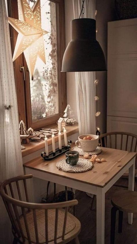 Dining Room Table Tablecloths, Cozy Lifestyle Aesthetic, Hygge Apartment, Wooden Table Design, Hygge Kitchen, Winter Decorating Ideas, Hygge Interior, Winter Centerpiece, Table Mirrors