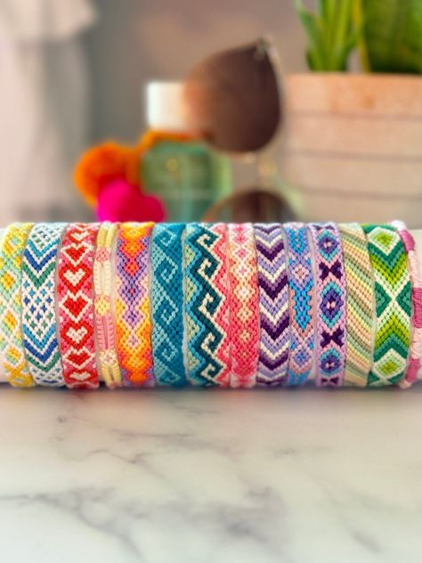 Bracelet Book Patterns: From Simple to Intricate Designs Diagonal Stripe Bracelet Pattern, Bracelets Embroidery Thread, Knotted Bracelet Patterns, Cool Friendship Bracelet Patterns, Thread Bracelets Patterns, Embroidery Thread Bracelets, Bracelet Colours, Embroidery Floss Bracelets, Bracelet Colors