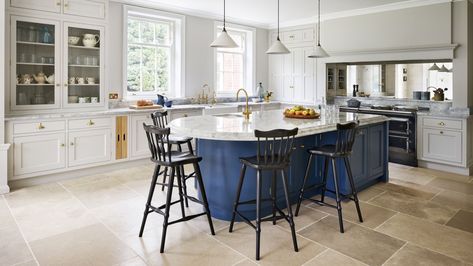 Curved Worktop, Wood Chandelier Rustic, Curved Kitchen Island, Curved Kitchen, Classy Kitchen, Kitchen Island Ideas, Custom Kitchens Design, Edwardian House, Kitchen Island With Seating