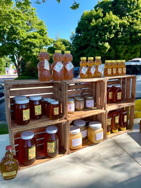 Honey For Sale Display, Honey Stand Farmers Market, Honey Display Stand, Honey Booth Display Ideas, Honey Display Ideas, Beekeeper Aesthetic, Honey Aesthetic Vintage, Farmer Market Display Ideas, Honey Display