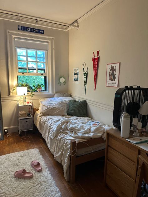 Big Dorm Room For Two, European Dorm Room Aesthetic, Mid Century Dorm Room, College Dorm Room Ideas Small, College Dorm Double, New York Dorm Aesthetic, Summer Dorm Room, College Dorm Simple, Dorm Inspiration Cozy