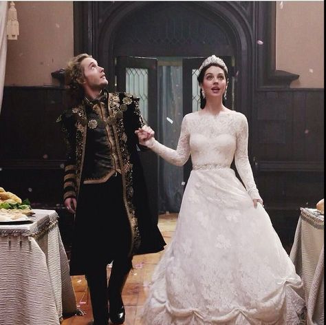 Reign Wedding Dress, Reign Wedding, Reign Hairstyles, Reign Outfits, Reign Mary And Francis, Reign Tv Show, Marie Stuart, Reign Mary, Reign Fashion