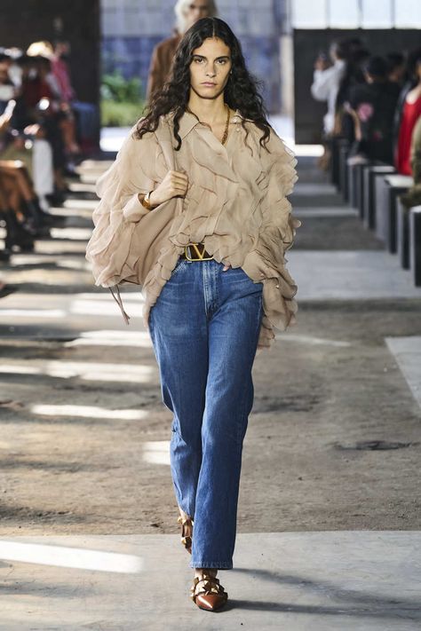 Ruffle Outfits Women, Ruffle Blouse Outfit, Jeans Trend, Looks Jeans, Ribbed Sweater Dress, Fashion Buyer, Milano Fashion Week, Jean Trends, 2021 Fashion