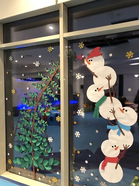 Classroom Christmas Decorations, Jul Diy, Christmas Window Painting, Diy Christmas Wreaths, Christmas School, Preschool Christmas, Christmas Classroom, Office Christmas, Christmas Door Decorations