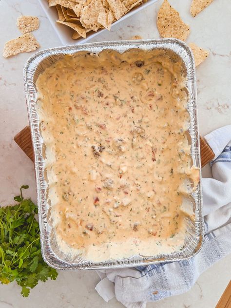 Summer grilling just got tastier with this smoked white queso dip featuring savory ground sausage! Grab a chip and dig in! Smoked Chip Dip, Smoked White Queso Dip, Grilled Queso Dip, Smoked Queso Dip On Smoker, Barbecue Appetizers, Pool Dip, Biscotti Cookies Recipes, Sausage Queso Dip, Super Bowl Snack Stadium