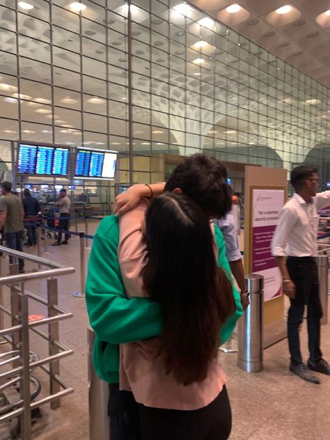 Couples In Airport, Airport Hugs Couples, Airport Couple Pictures, Frank Ocean Spotify, Couples Hidden Face Pics, Desi Fashion Casual, Self Portrait Poses, Couple Picture Poses, Best Poses For Pictures