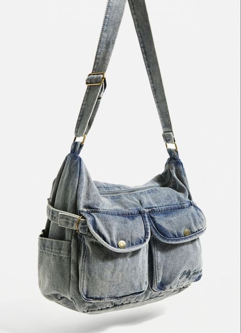 Jean Crossbody Bag, Urban Outfitters Denim Bag, 2000s Bags, Recycled Jeans Bag, Boty Nike, My Style Bags, Denim Handbags, Recycled Jeans, Denim Tote Bags