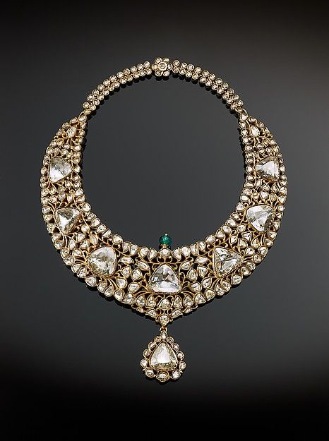 Necklace (kanthi) Object Name: Necklace Date: 1850–75 Geography: South India, Hyderabad Medium: Gold, set with diamonds and emerald; enamel Dimensions: H. 10 1/4 in. (26 cm) W. 7 3/4 in. (19.6 cm) Classification: Jewelry Credit Line: The Al-Thani Collection India Hyderabad, Perhiasan India, Necklace Emerald, Diamonds Necklace, Mexican Jewelry, Polki Jewellery, Royal Jewels, Antique Necklace, Chain Design