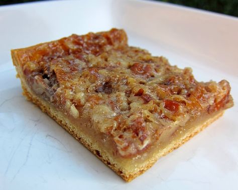 crescent roll pecan bars Desserts Bars, Easy Crescent Rolls, Pecan Pie Bars Easy, Homemade Scrubs, Pecan Pie Easy, Pecan Bars, Pecan Pie Bars, Dessert Simple, Crescent Roll Recipes