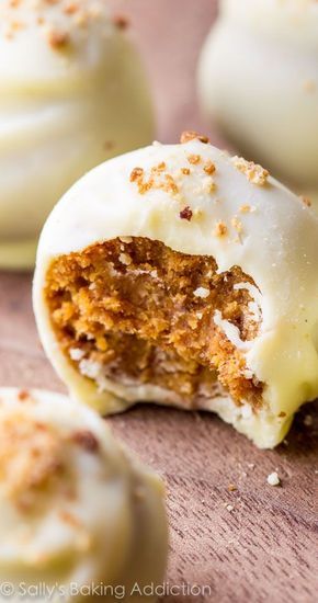 White chocolate pumpkin spice truffles. These are SO easy and perfect for Fall and Halloween! Pumpkin Spice Truffles, Pumpkin Truffles, Truffle Recipe, Fall Treats, Pumpkin Dessert, Pumpkin Chocolate, Fall Desserts, Holiday Baking, Pumpkin Recipes