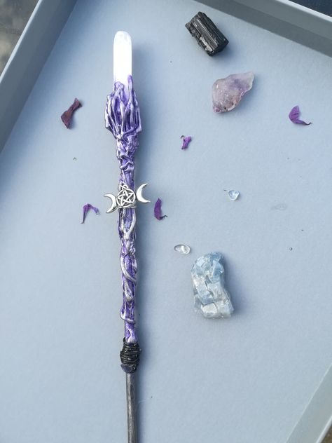 🖤 Here is a beautiful Enchanting Elemental Handmade Crystal wand.. Each wand is Handpainted using and mouldable adhesive! ☺️ 🖤 Selenite Crystal Wand The inner core is made from solid Dowel wood. 🖤 This is the perfect accessory to add to your Altar.. The wand is on average 30 cm in length. You will receive 1 wand.. 🖤 Selenite is a crystal that can be used to help clear and cleanse the aura, is a useful tool during healing. **Please Note -This item is not suitable for children as its not a toy Crystal Wand Diy, Selenite Cleansing, Chakra Wand, Selenite Crystal Wands, Crystal Wands, Wand Crystal, How To Make Crystals, Gold Crystal Necklace, Witch Wand