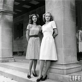 Fashion class at Washington University in St. Louis Missouri.  Circa 1940s Fashion 1940s, Look Retro, 40s Fashion, Retro Mode, 1940s Fashion, Moda Vintage, Look Vintage, 50s Fashion, College Fashion