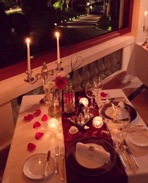 Celebrating Valentine's Day at Home: 26 Romantic Decoration Ideas - Matchness.com Candle Light Dinner Ideas, Valentine Day Aesthetic, Romantic Candlelight Dinner, Romantic Candle Light Dinner, Romantic Candlelight, Day Aesthetic, Valentines Day Date, Romantic Decor, Candle Light Dinner