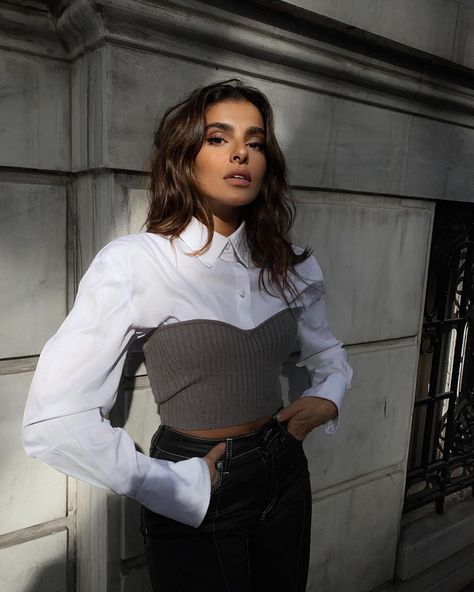 Rüya Celik on Instagram: “Don’t stop until you’re proud 🪐” Crop Blouse Outfit, Outfit Con Camisa, Vanta Black, Wardrobe Checklist, Winter Style Guide, Ideal Closet, Fall Trends Outfits, Blogger Outfits, Zara Fashion