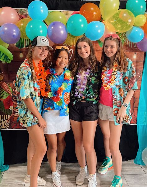 Hawaiian Themes Clothes, Hawian Theme Pool Party, Aloha Dance Outfits, Beach Party Costume Ideas, Cute Luau Party Outfit, Hawian Party Outfit, Hawaiian Hoco Theme Outfit, Hawaiian Hoco Outfit, Haiwan Theme Party Outfit