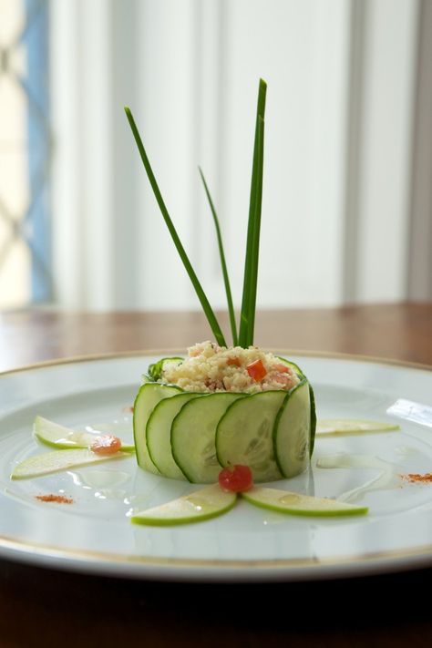 Fancy Salads, Gourmet Food Plating, Food Plating Techniques, Culinary Classes, Elegant Food, Le Cordon Bleu, Cucumber Recipes, Cordon Bleu, Culinary Arts