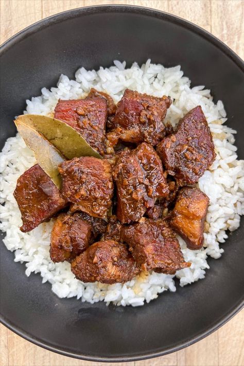 tender filipino pork belly adobo with soy sauce, vinegar, pepper, and bay leaves over a bowl of white rice Adobo Rice, Filipino Pork Adobo, Pork Adobo Recipe, Ground Beef And Cabbage, Pork Adobo, Adobo Recipe, Braised Pork Belly, Adobo Chicken, Filipino Dishes