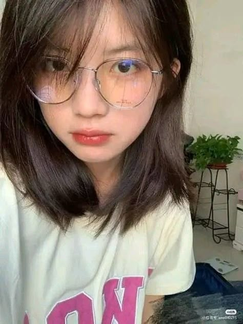 Ullzang Haircut, Asian Glasses, Korean Glasses, Bangs And Glasses, Glasses Inspo, Classy Glasses, Girl With Glasses, Glasses Inspiration, Korean Haircut