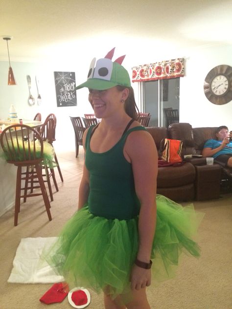 Yoshi Halloween costume Yoshi Halloween Costume, Yoshi Outfit, Super Mario Family Costume, Mario Family Costume, Yoshi Halloween, Mario Costume Diy, Yoshi Costume, Mario Bros Costume, Bowser Costume