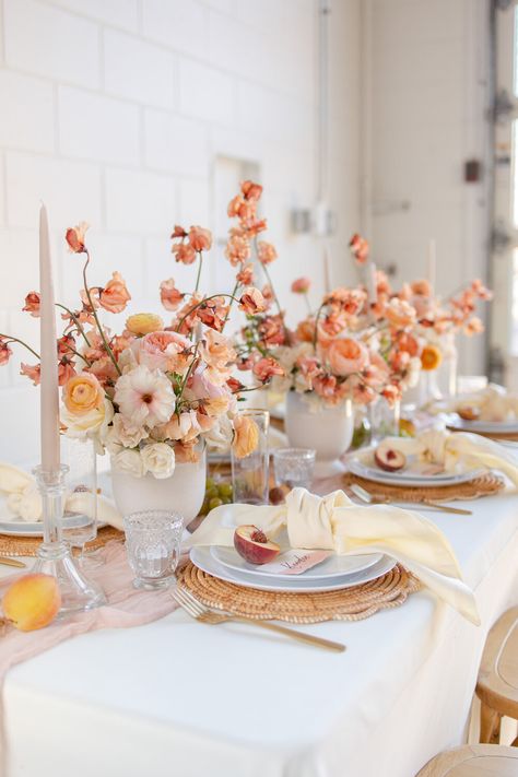 Peach Workshop - Ashley Fox Designs Wedding Flowers Minnesota Blush Table Runner, Round Table Centerpieces, Round Wedding Tables, Living Room Cozy, Gold Cutlery, Wedding Tablescape, Room Cozy, Cozy Home Decor, Cream Wedding