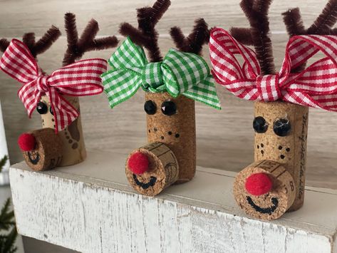 Easy Wine Cork Christmas Ornaments, Christmas Crafts Using Wine Corks, Cork Table Decorations, Grinch Cork Ornaments, Christmas Crafts With Bottle Caps, Christmas Tree Wine Corks, Wine Cork Gnomes Diy, Unique Ornaments Diy Handmade Christmas, Wine Cork Reindeer Ornament