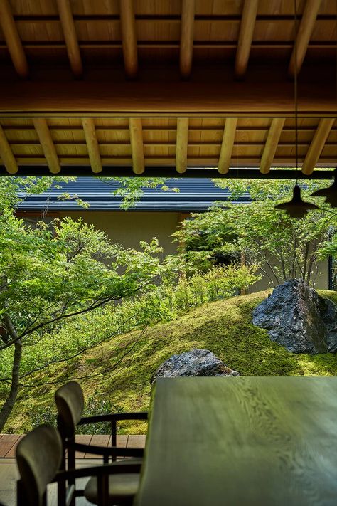 hiroshi nakamura & NAP complete 'house of the sacred rock' Kyoto House, Modern Zen Garden, Hiroshi Nakamura, Japanese Modern House, Atrium House, Pocket Garden, Garden Villa, Japanese Gardens, Japan Design