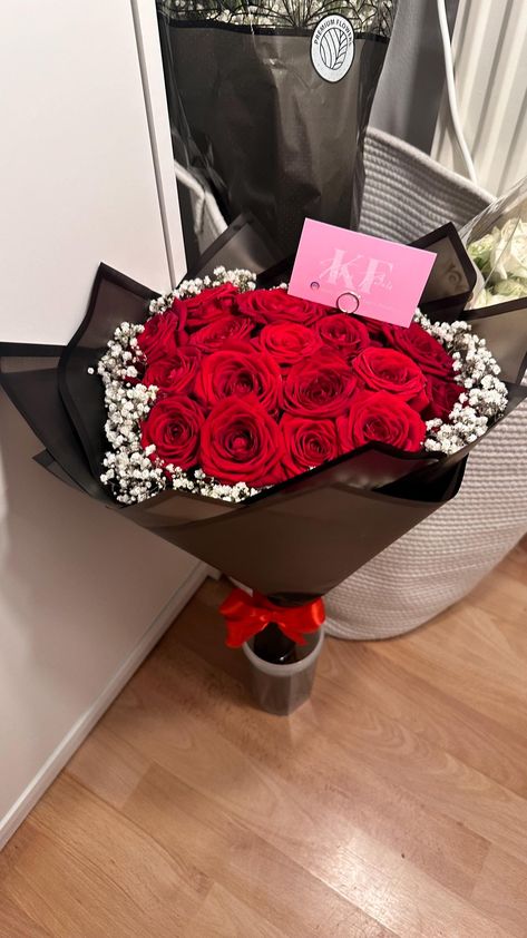 20 Luxury Red Roses with Gypsophila/Babybreath rim. Comes with black or white wrap. Includes 2 flower feed sachets and a personalised note. Please include what you would like to be written in the personalisation box or send me a message after ordered. Red Rose Bouquet Black Wrap, 20 Roses Bouquet, Rose Bouquet Wrapping, Red Flower Bouquet, Red Roses Bouquet, Roses Bouquet Gift, Luxury Bouquet, Relationship Pics, Luxury Flower Bouquets