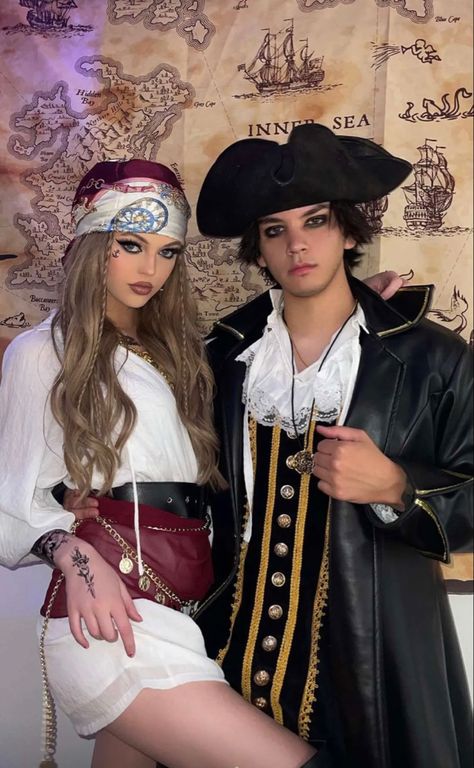 Couples Halloween Outfits Aesthetic, Halloween Matching Costumes Couples, Halloween Costumes Duo Couple, Matching Halloween Costumes For Couples, Halloween Casal, Cute Couples Costumes, Pirate Costumes, Kostum Halloween, Kostuum Halloween