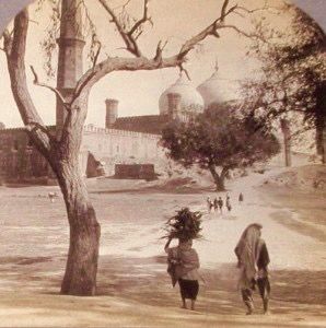 Approaching Lahore from the West. Badshahi mosque in visible in front. 1908. Old Pakistan, Delhi Pics, Vintage Pakistan, Badshahi Mosque, Pakistan Photos, History Of Pakistan, Pakistan Zindabad, Mughal Paintings, Artistic Pictures