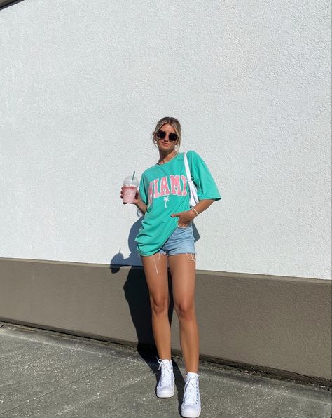 Cute Outfits With Converse Summer, Shorts And T Shirts Outfits, Shorts With Top Summer Outfits, Jeans Shorts And T Shirt Outfit, Outfit Jean Shorts Summer, Pool Summer Outfits, Cute Summer Outfits Australia, Casual Converse Outfit Summer, Big Tee And Shorts Outfit